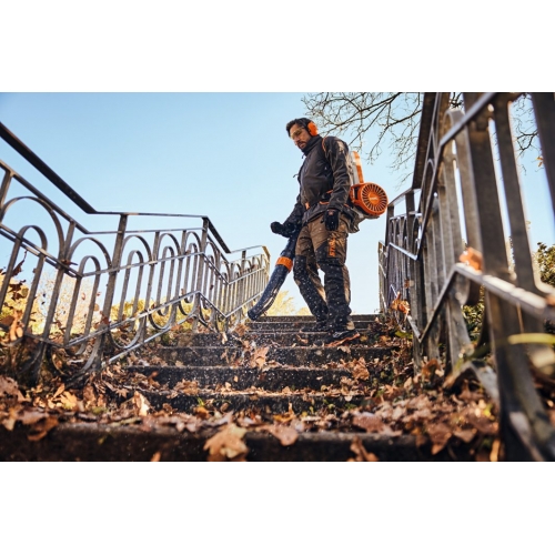 STIHL BGA 300: PLECAKOWA DMUCHAWA AKUMULATOROWA: DUŻA MOC I CICHA PRACA
